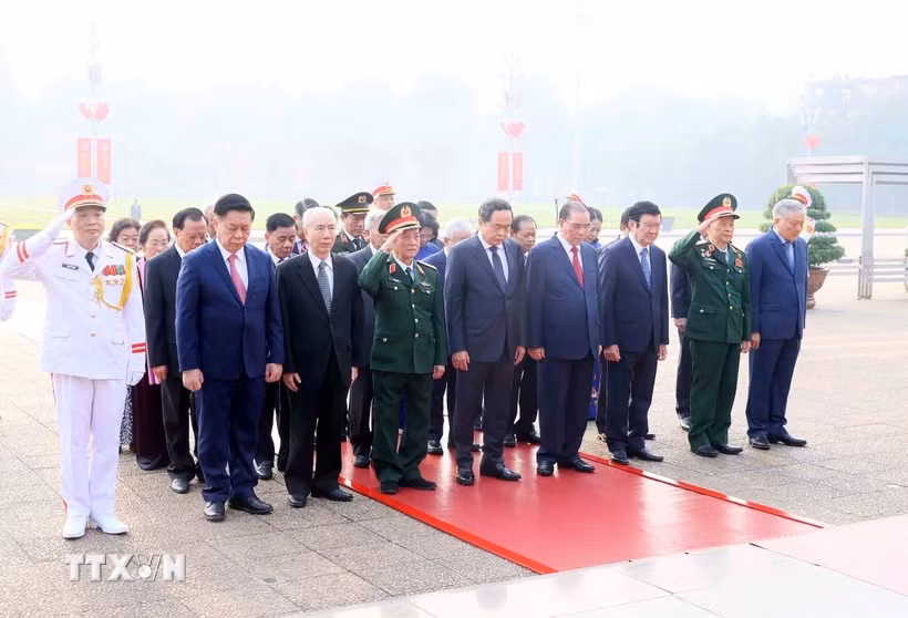 Các đồng chí lãnh đạo, nguyên lãnh đạo Đảng, Nhà nước tưởng nhớ Chủ tịch Hồ Chí Minh. Ảnh: An Đăng/TTXVN.
