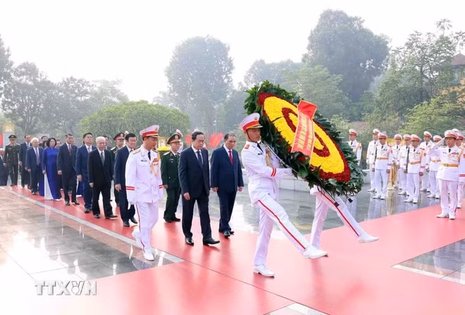 Đoàn đại biểu Lãnh đạo, nguyên Lãnh đạo Đảng, Nhà nước tới đặt vòng hoa tưởng niệm các Anh hùng Liệt sỹ. Ảnh: Phạm Kiên/TTXVN.