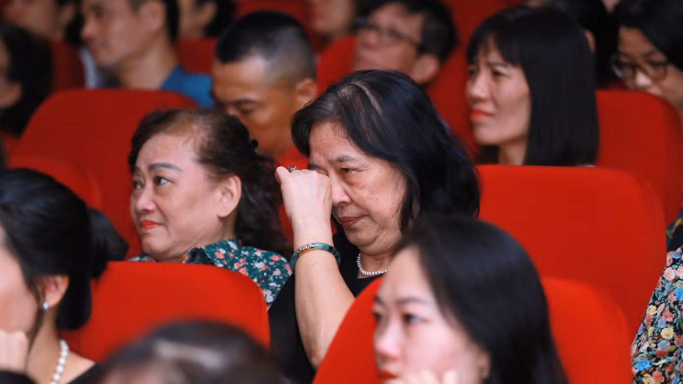 Nước mắt rơi cho những cảm xúc đẹp về đạo hiếu - truyền thống tốt đẹp của dân tộc.