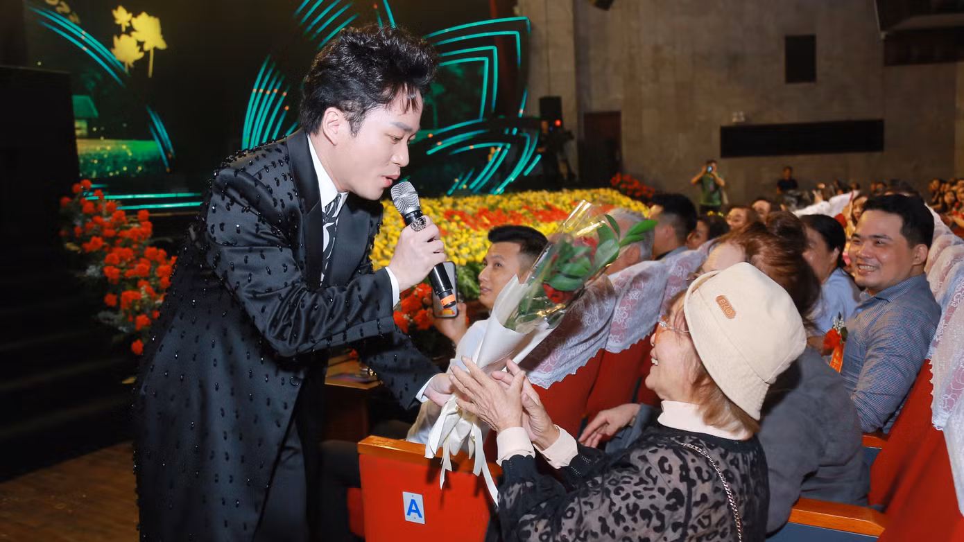 Đóa hồng đỏ thắm Tùng Dương dành tặng người bà, người mẹ dưới khán phòng.