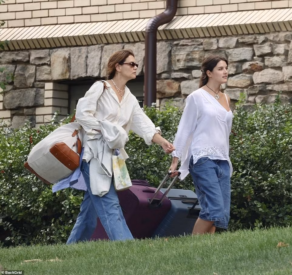 Katie Holmes giúp con gái chuyển đồ đến ký túc xá Đại học Carnegie Mellon vào ngày 18/8. Ảnh: BackGrid.