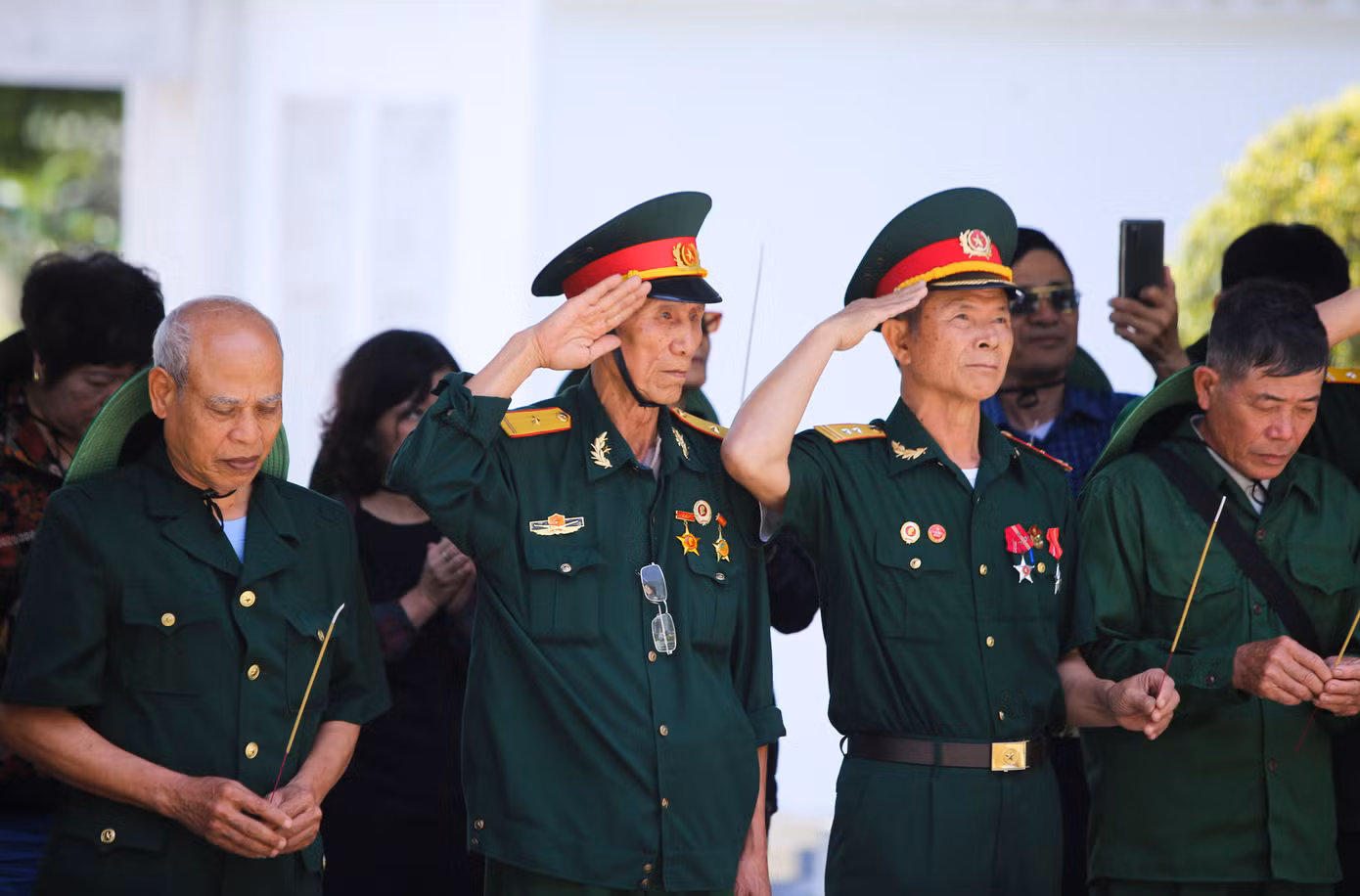 “Với tinh thần uống nước nhớ nguồn, mỗi lần qua Hà Tĩnh, chúng tôi lại đến Ngã ba Đồng Lộc để dâng hương, ghi nhớ công ơn to lớn của các anh hùng, liệt sĩ đã hy sinh xương máu bảo vệ Tổ quốc”, một du khách chia sẻ.