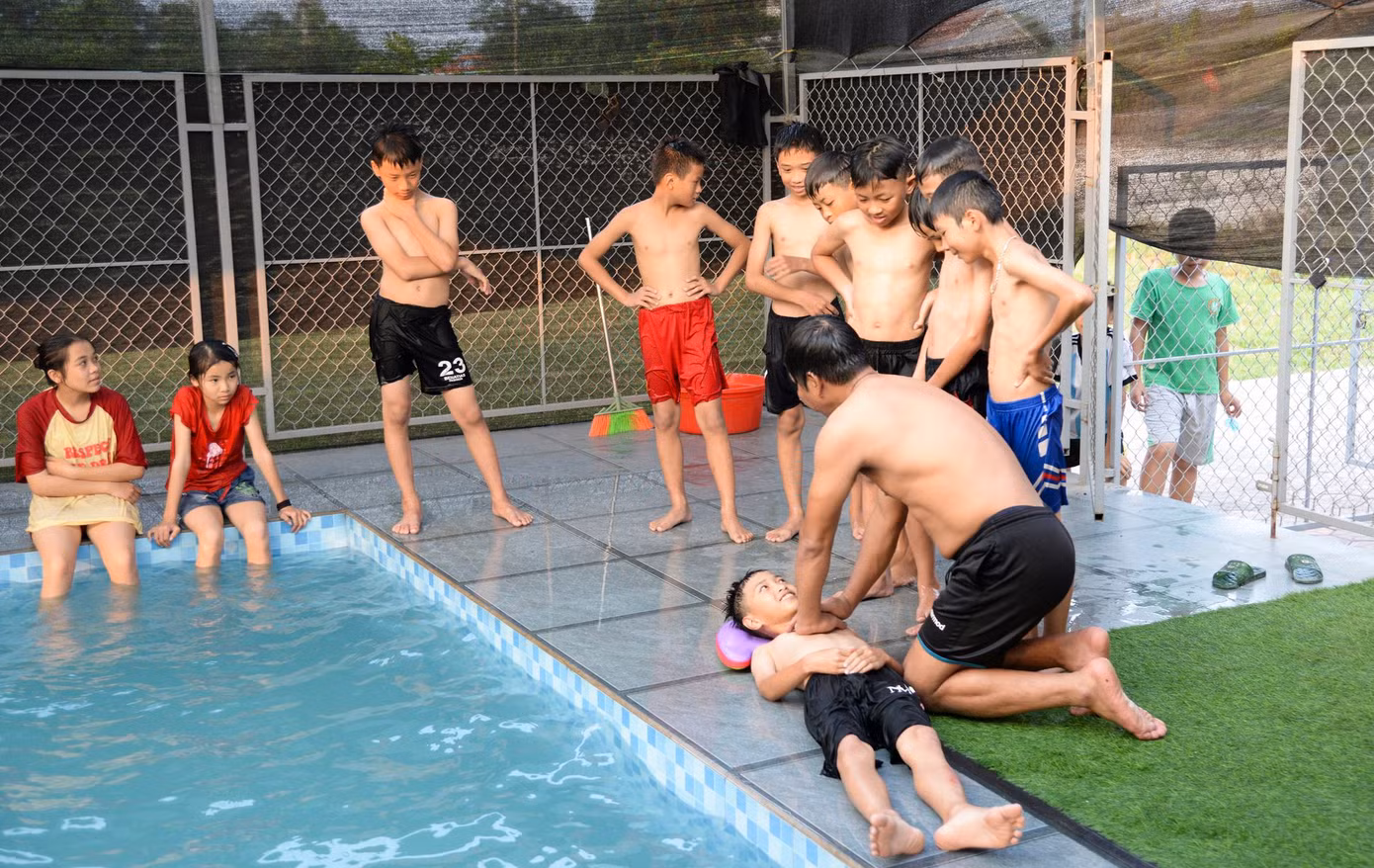 Sơ cứu cho người đuối nước.