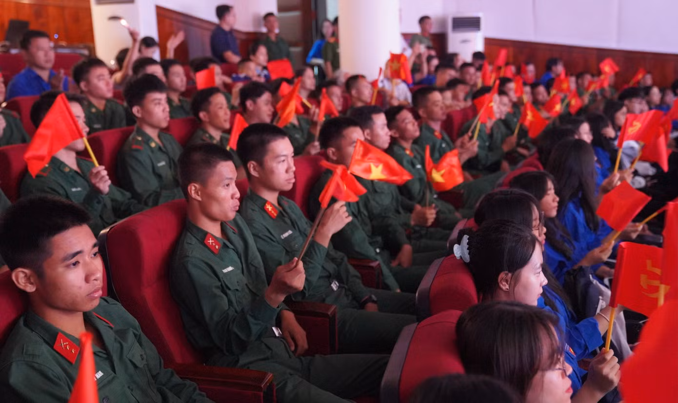 Câu nói bất hủ của anh hùng Lý Tự Trọng “Con đường của thanh niên chỉ là con đường cách mạng không thể có con đường nào khác” trở thành lý tưởng sống, điểm tựa cho các thế hệ thanh niên Việt Nam.