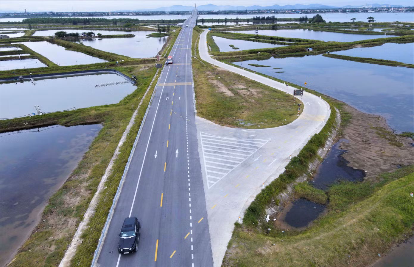 Trong 120 km của tuyến đường này, 33km trùng với một số đoạn tuyến đã được đầu tư của các dự án tại 3 địa phương (Lộc Hà, Thạch Hà và thị xã Kỳ Anh). 87 km còn lại được xây dựng mới qua 2 giai đoạn với tổng mức đầu tư hơn 2.000 tỷ đồng, chủ yếu từ nguồn ngân sách Trung ương và một phần ngân sách Hà Tĩnh. Trong hình là đoạn đi qua xã Xuân Hội (huyện Nghi Xuân).
