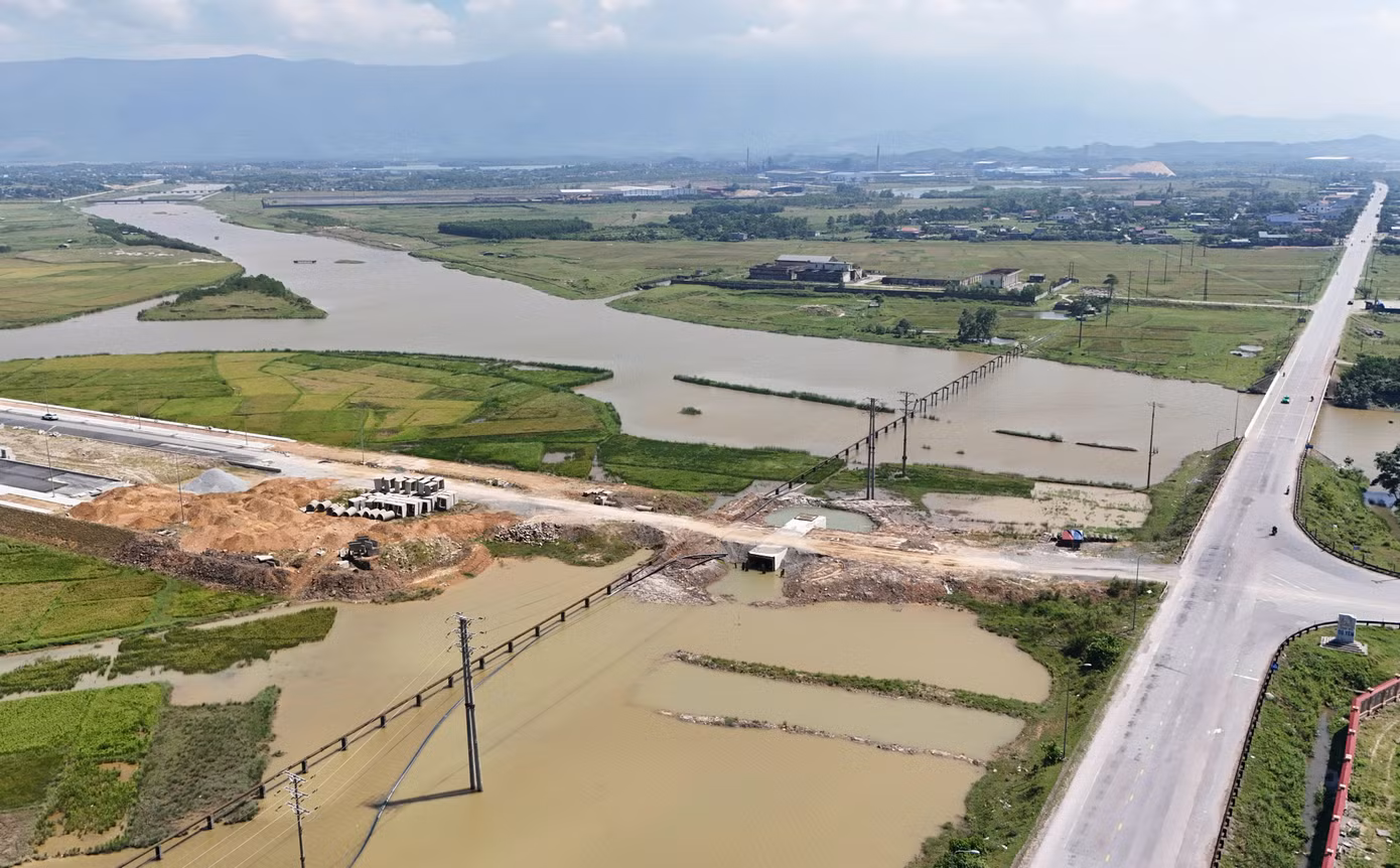 "Đến nay 2 dự án không thể hoàn thành theo kế hoạch đề ra, nguyên nhân do chậm bàn giao mặt bằng, mặc dù chính quyền địa phương và chủ đầu tư đã vào cuộc quyết liệt. Đây là dự án trọng điểm, có tính kết nối, chia sẻ giao thông, tạo điều kiện thu hút đầu tư nên các đơn vị sẽ tập trung tìm giải pháp phù hợp nhất”, đại diện Ban QLDA Đầu tư xây dựng khu vực Khu kinh tế tỉnh Hà Tĩnh thông tin. "Đến nay 2 dự án không thể hoàn thành theo kế hoạch đề ra, nguyên nhân do chậm bàn giao mặt bằng, mặc dù chính quyền địa phương và chủ đầu tư đã vào cuộc quyết liệt. Đây là dự án trọng điểm, có tính kết nối, chia sẻ giao thông, tạo điều kiện thu hút đầu tư nên các đơn vị sẽ tập trung tìm giải pháp phù hợp nhất”, đại diện Ban QLDA Đầu tư xây dựng khu vực Khu kinh tế tỉnh Hà Tĩnh thông tin.