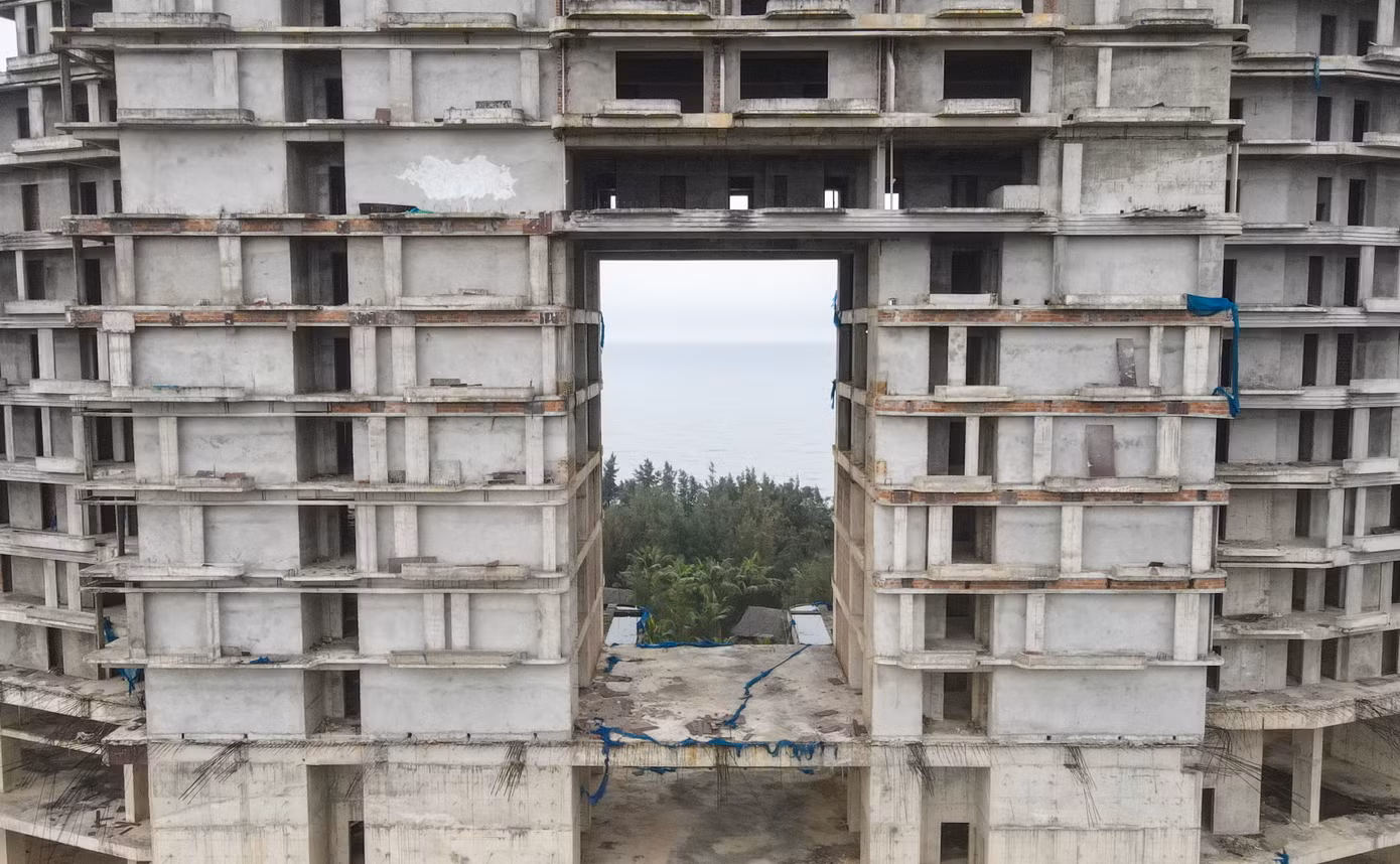 Công trình này được UBND tỉnh Quảng Bình cấp giấy chứng nhận đầu tư lần đầu vào tháng 4/2009; điều chỉnh lần 1 vào tháng 11/2018 và lần 2 tháng 10/2019. Tuy nhiên, 3 năm qua, sau khi hoàn thành xong phần thô khối tòa nhà khách sạn, dự án rơi vào trạng thái "bất động" đến nay.