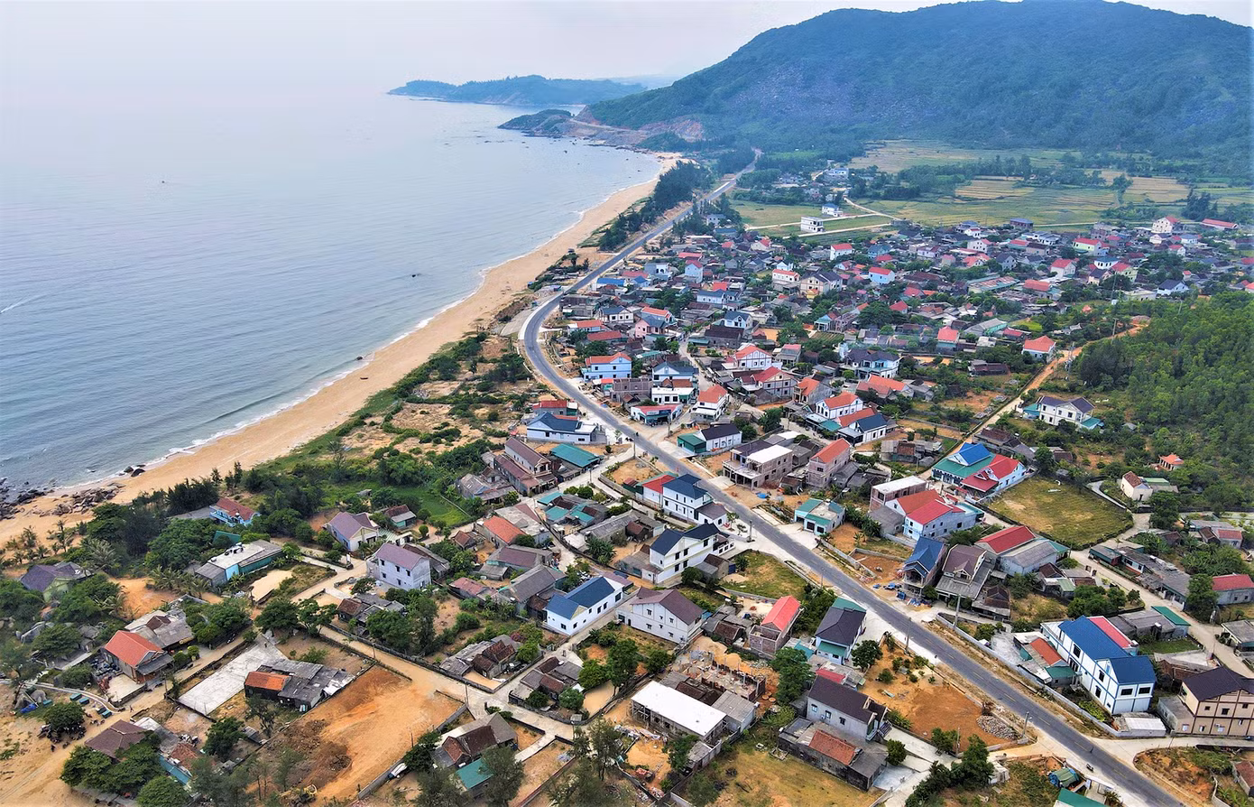 Một số vị trí khác xuyên qua khu dân cư, chạy dọc biển, tạo nên khung cảnh đẹp mắt.