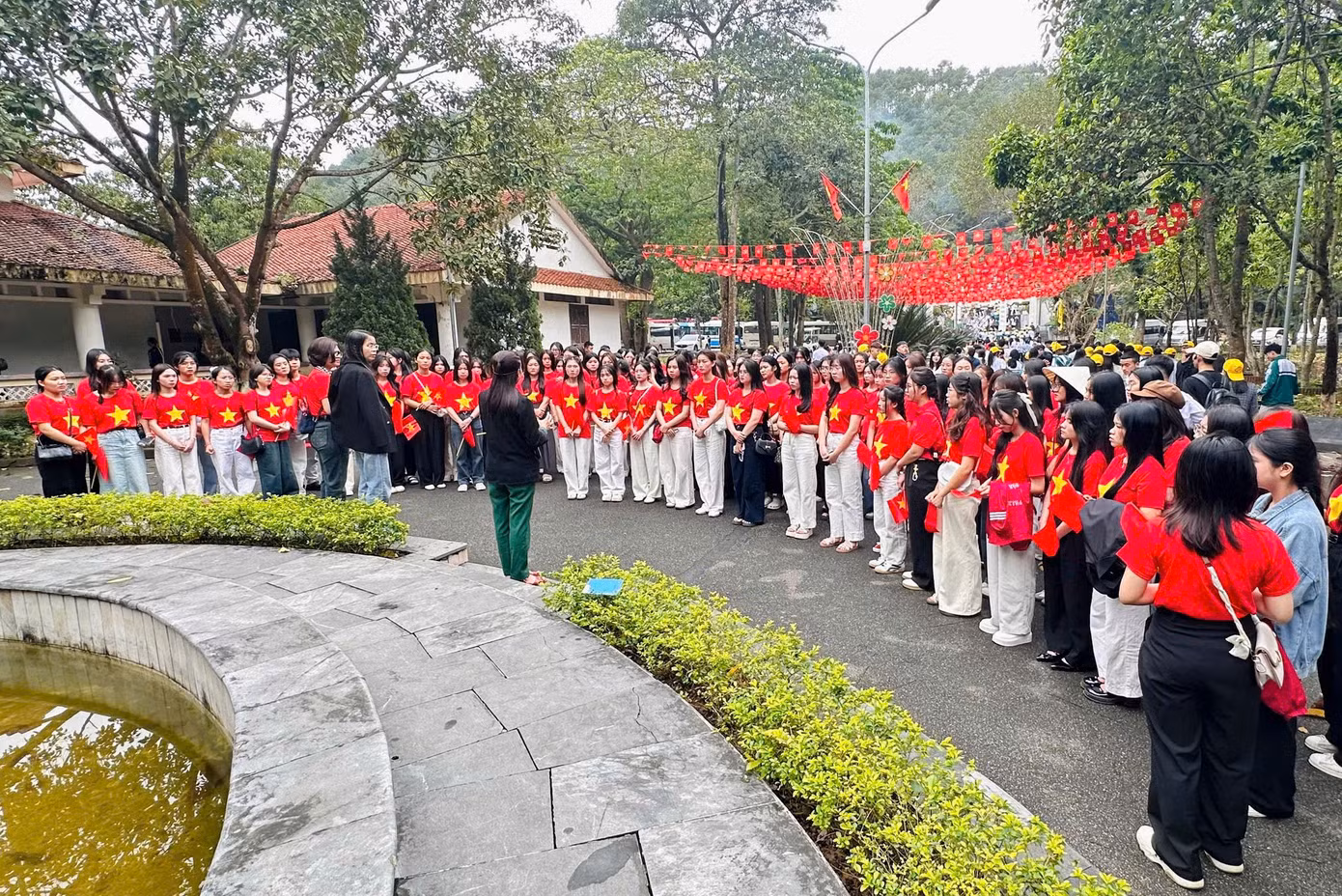 Trong ảnh là chị Nguyễn Thị Thúy Hòa - cán bộ Khu di tích lịch sử Quốc gia đặc biệt Ngã ba Đồng Lộc kể về câu chuyện 10 nữ Anh hùng liệt sĩ thanh niên xung phong thuộc Tiểu đội 4, Đại đội 552, Tổng đội 55 đã anh dũng hy sinh trong lúc làm nhiệm vụ đào lấp hố bom tại Ngã ba Đồng Lộc.