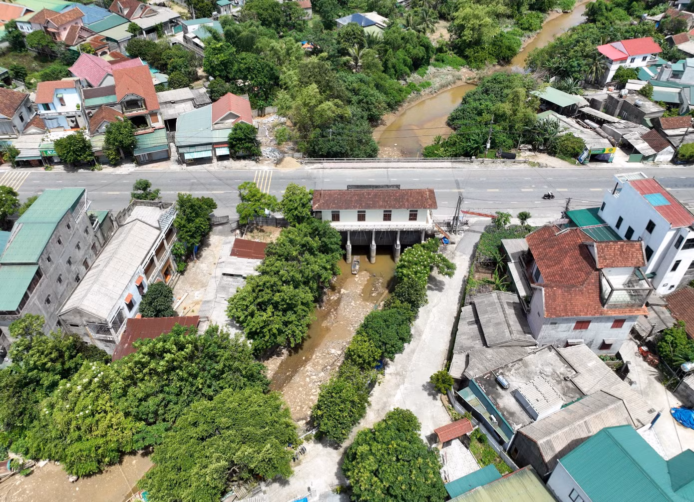 Nhiều năm qua, tuyến kênh đất từ cầu Xuân Hải (huyện Nghi Xuân, Hà Tĩnh) đi ra bờ sông Lam có bờ kè bị sạt lở nghiêm trọng khiến một số nhà dân bị ảnh hưởng, có nhiều vết nứt.