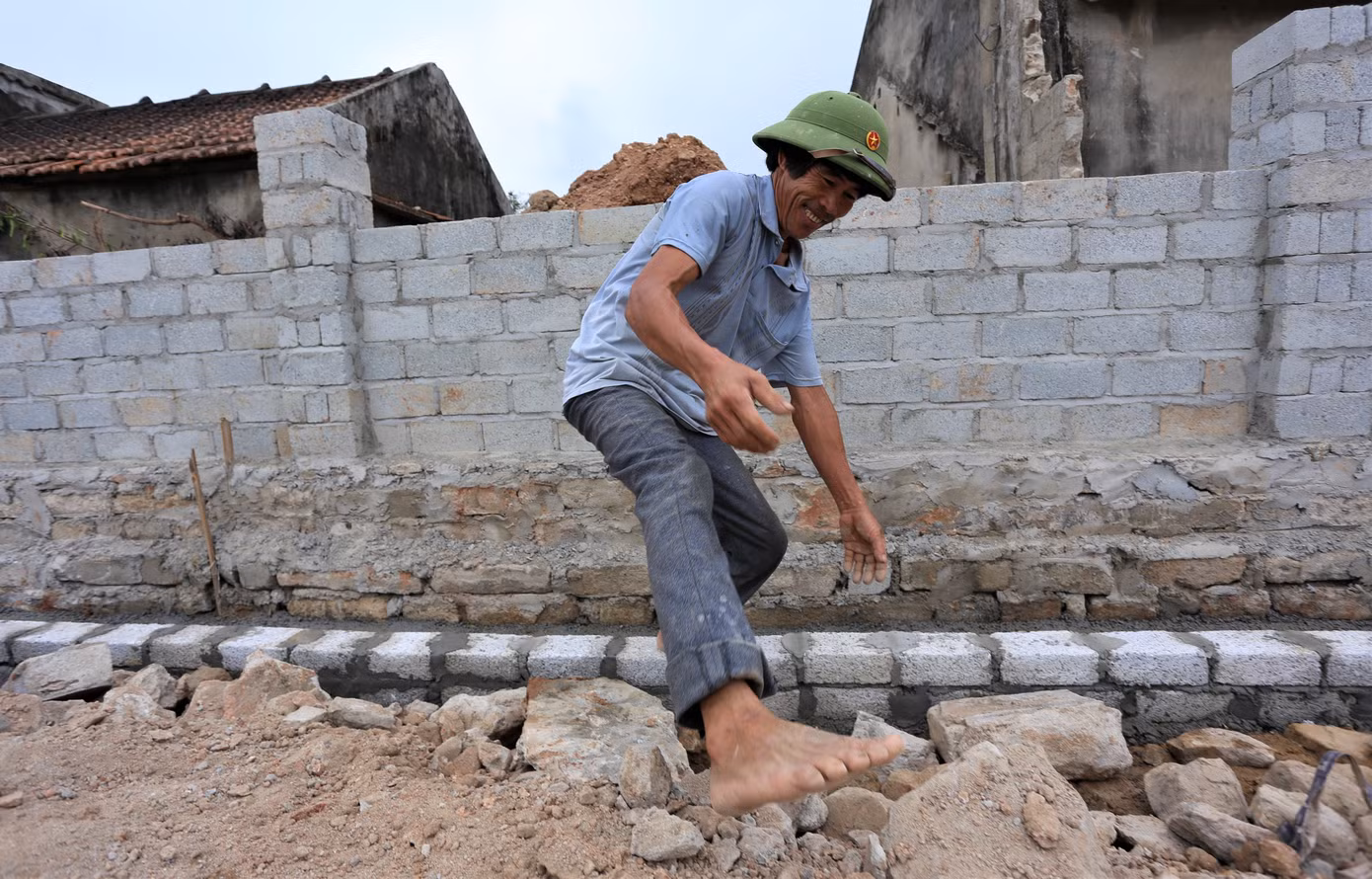 Với tinh thần và quan điểm chỉ đạo: “vững từ thôn, chắc từ xã” để “huyện đạt NTM vững chắc, tỉnh đạt NTM thuyết phục”, nhiều năm qua, các địa phương ở Hà Tĩnh đều tập trung chỉnh trang, cải tạo vườn hộ, tổ chức sản xuất, giao thông, bảo vệ môi trường và xây dựng khu dân cư NTM kiểu mẫu, vườn mẫu. Trong hình là niềm vui của người dân trên từng tuyến đường được mở rộng.