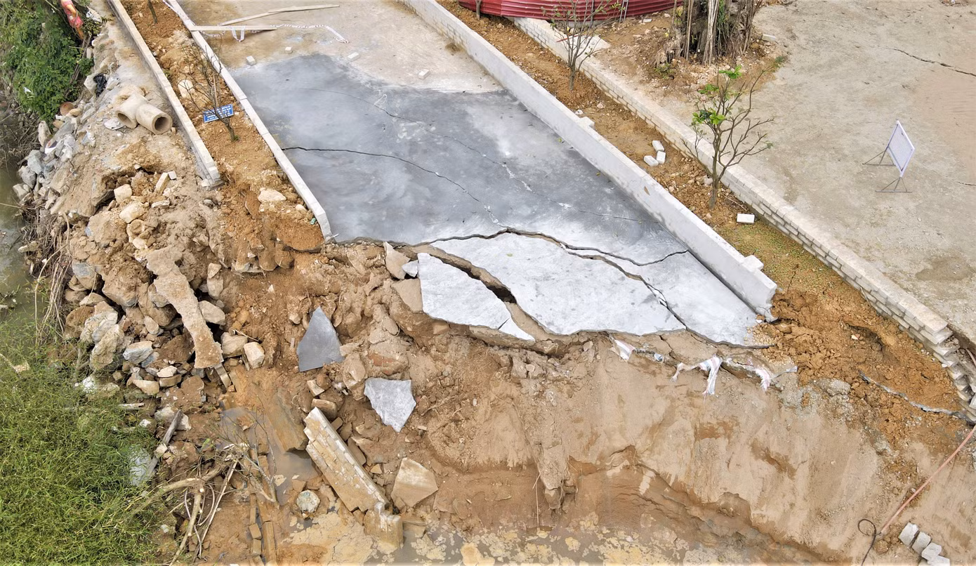 Nhìn từ trên cao, một số hạng mục như cổng, đường vào, nền đất, sân bị "xé" toạc, đổ vỡ.
