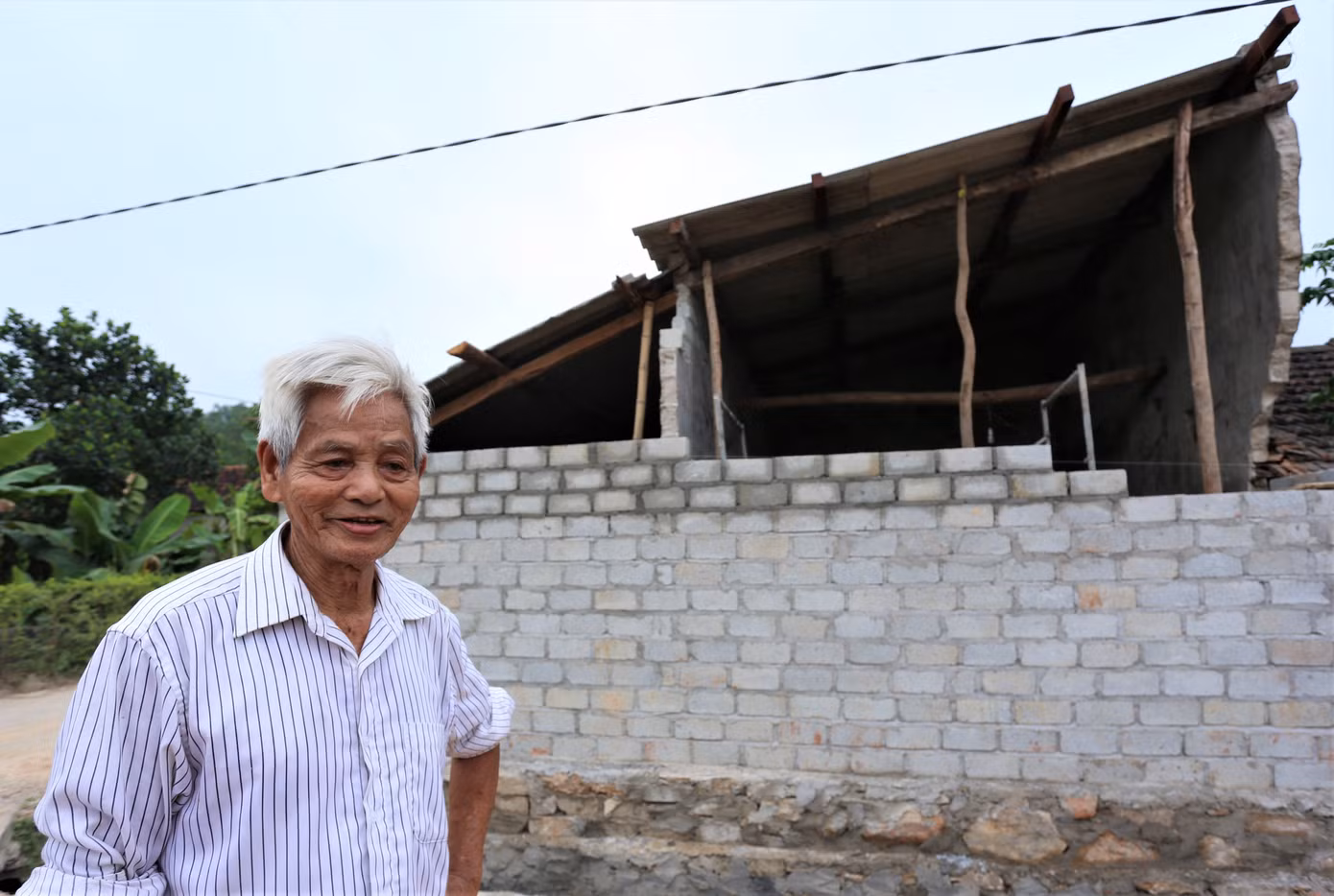 “Nhận thấy việc xây dựng quê hương là nhiệm vụ chung của người dân và chính quyền, nên khi được cán bộ thôn, xã tuyên truyền, vận động, mỗi hộ dân chúng tôi đều ủng hộ hiến từng mét đất, đập bỏ những công trình kiên cố để mở rộng đường”, ông Bùi Văn Sỹ (84 tuổi, thôn Trường An, xã Hồng Lộc) cho hay.