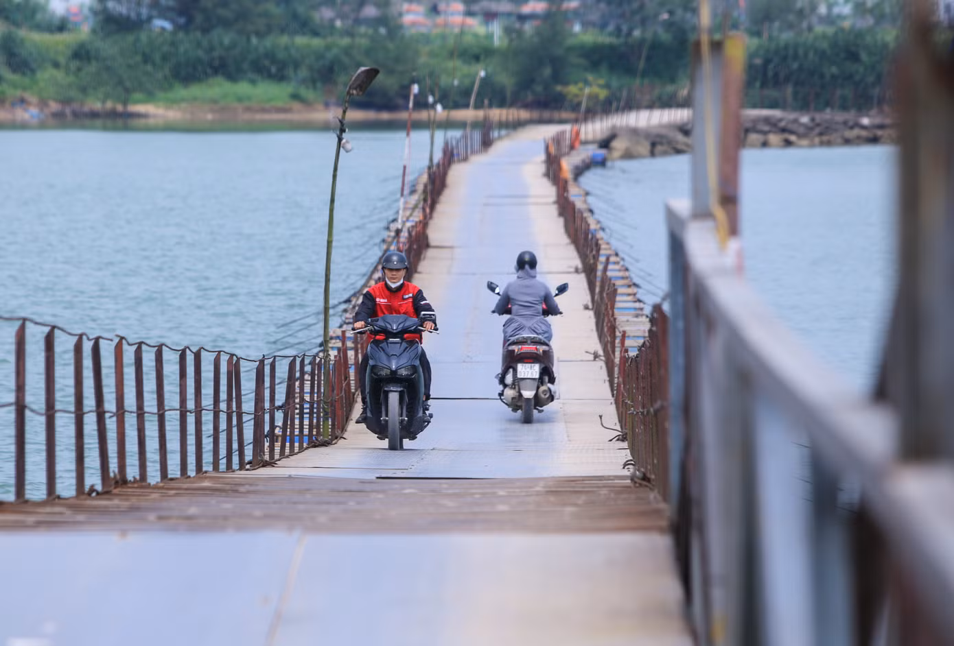 "Cầu phao đi cũng khá nguy hiểm nhưng giúp bà con đi lại nhanh hơn, con em đi học cũng rút ngắn thời gian. Dù có thu phí nhưng cũng là để bảo dưỡng cầu nên mọi người rất hài lòng”, người dân xã Triệu Độ chia sẻ.