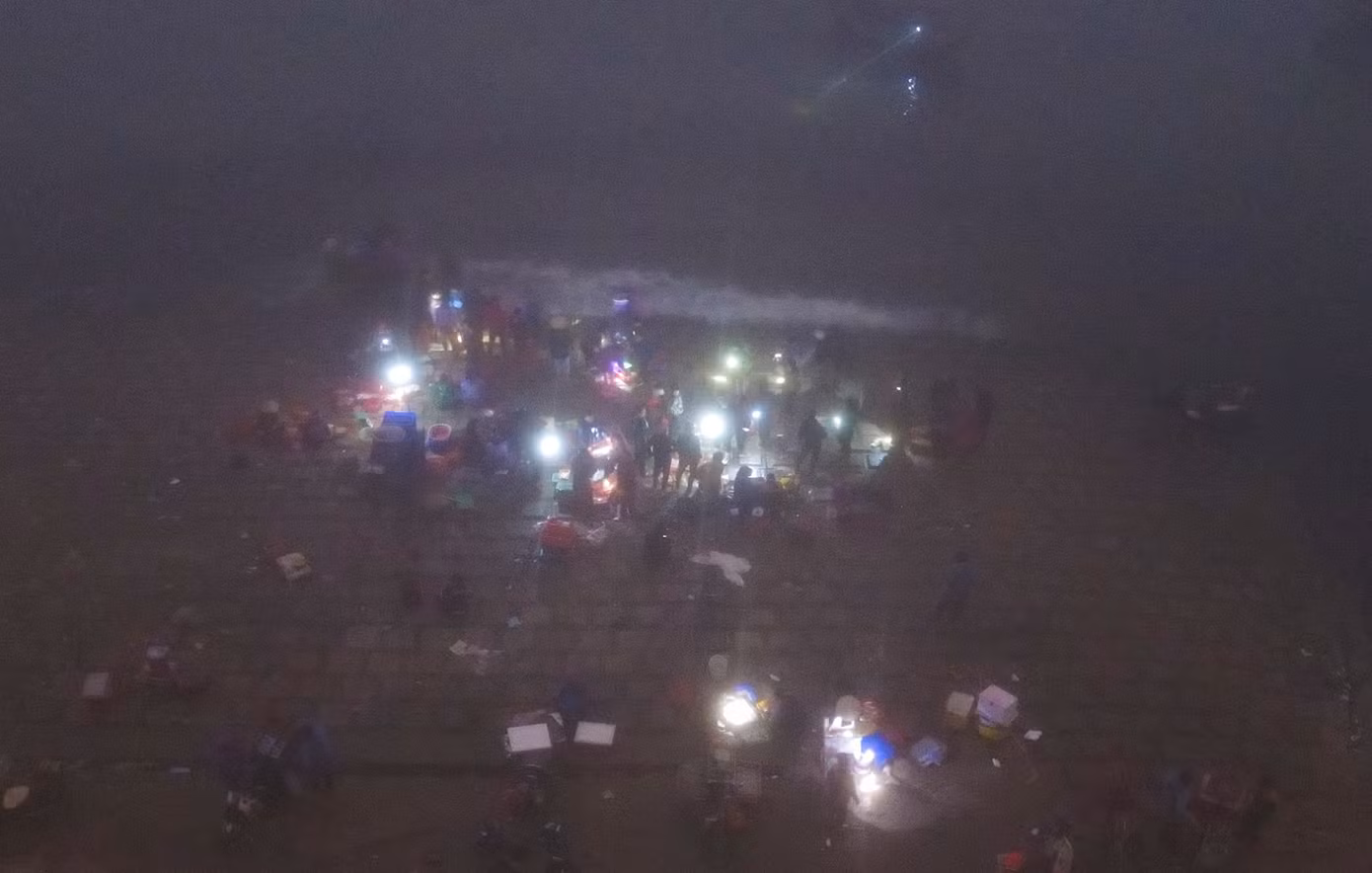 Khi bình minh ló rạng, chợ dần tan. Nhiều thương lái khi đã mua đủ số lượng hải sản sẽ mang về các chợ để bán lại kiếm lời.