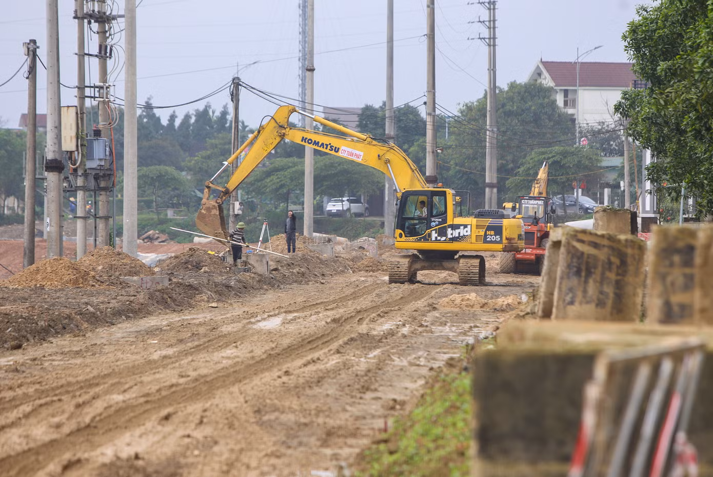 Trao đổi với PV Tiền Phong, ông Võ Xuân Hiển - Phó Giám đốc BQL dự án xây dựng thị xã Kỳ Anh (chủ đầu tư dự án) cho biết: “Dự án đã đạt hơn 65% khối lượng, dù thời tiết thời gian qua mưa nhiều, gặp khó song chủ đầu tư yêu cầu các đơn vị đẩy tiến độ, tăng ca, tăng kíp hoàn thiện dự án sớm nhất”. Trong hình, các đơn vị thực hiện dự án tận dụng những ngày nắng ấm, thời tiết thuận lợi, đẩy nhanh thi công.