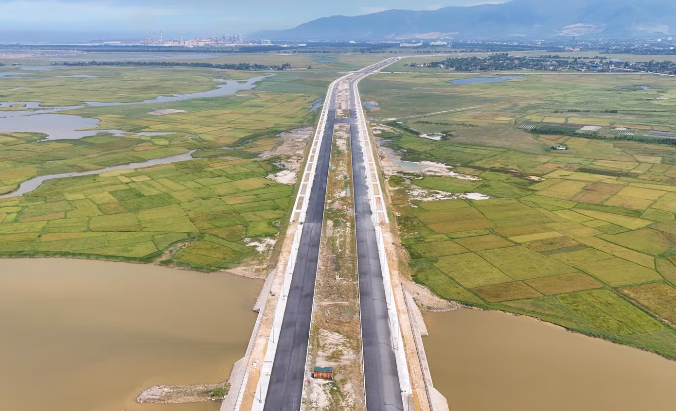 Dự án Đường trục chính trung tâm nối quốc lộ 1A đoạn tránh thị xã Kỳ Anh đến cụm cảng nước sâu Vũng Áng - Sơn Dương (Hà Tĩnh) là tuyến đường được đầu tư nghìn tỷ giúp kết nối, phát triển Khu kinh tế Vũng Áng. Dự án Đường trục chính trung tâm nối quốc lộ 1A đoạn tránh thị xã Kỳ Anh đến cụm cảng nước sâu Vũng Áng - Sơn Dương (Hà Tĩnh) là tuyến đường được đầu tư nghìn tỷ giúp kết nối, phát triển Khu kinh tế Vũng Áng.