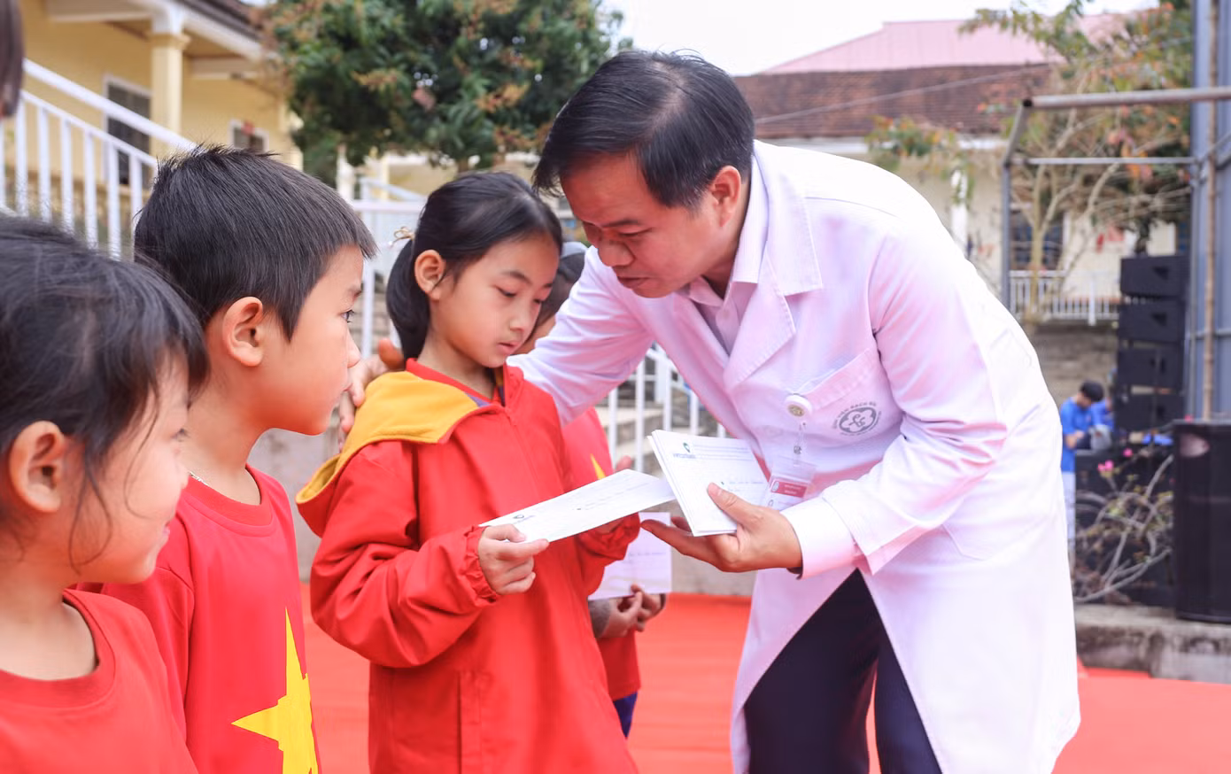 Bệnh viện Bạch Mai cũng khám tư vấn sức khỏe và phát thuốc miễn phí, tặng quà cho hàng nghìn người dân tại Trung tâm y tế huyện Quế Phong.