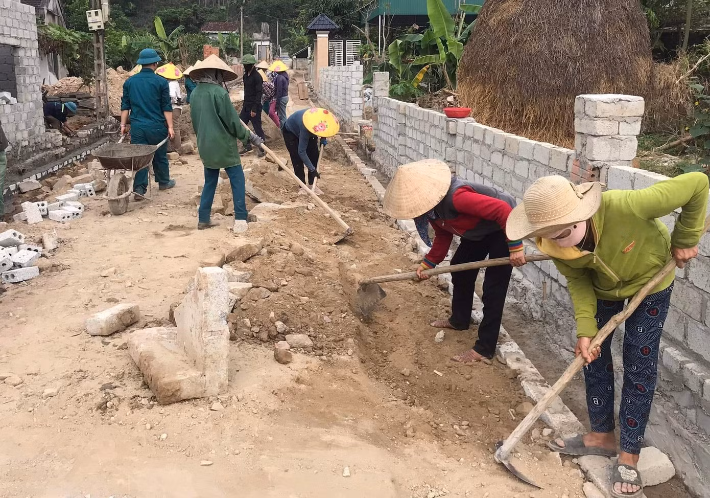 Những con đường liên thôn, liên xã tại xã Hồng Lộc được mở rộng, chỉnh trang, nâng cấp từ sự ủng hộ, góp sức của người dân.