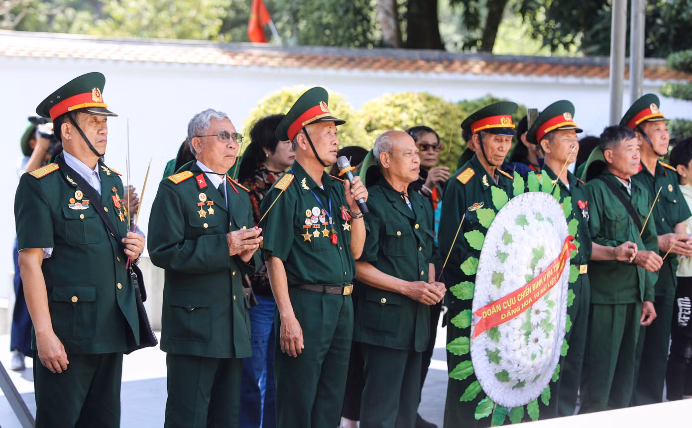Các cựu binh đều rưng rưng, bồi hồi xúc động khi nghe lại câu chuyện của các Anh hùng liệt sĩ đã anh dũng chiến đấu, hy sinh ở nơi đây để bảo vệ huyết mạch giao thông.