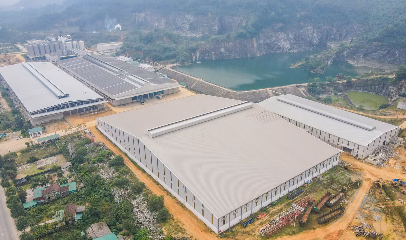 Trong khi đó, Cụm công nghiệp Cổng Khánh 2 cũng tọa lạc tại phường Đậu Liêu (thị xã Hồng Lĩnh) có diện tích hơn 35 ha với ngành nghề hoạt động chính là sản xuất đồ uống, bao gồm sản xuất bia, rượu và các ngành nghề khác đến nay mới thu hút dự án Nhà máy Bia Hà Nội - Nghệ Tĩnh trên diện tích 9 ha.
