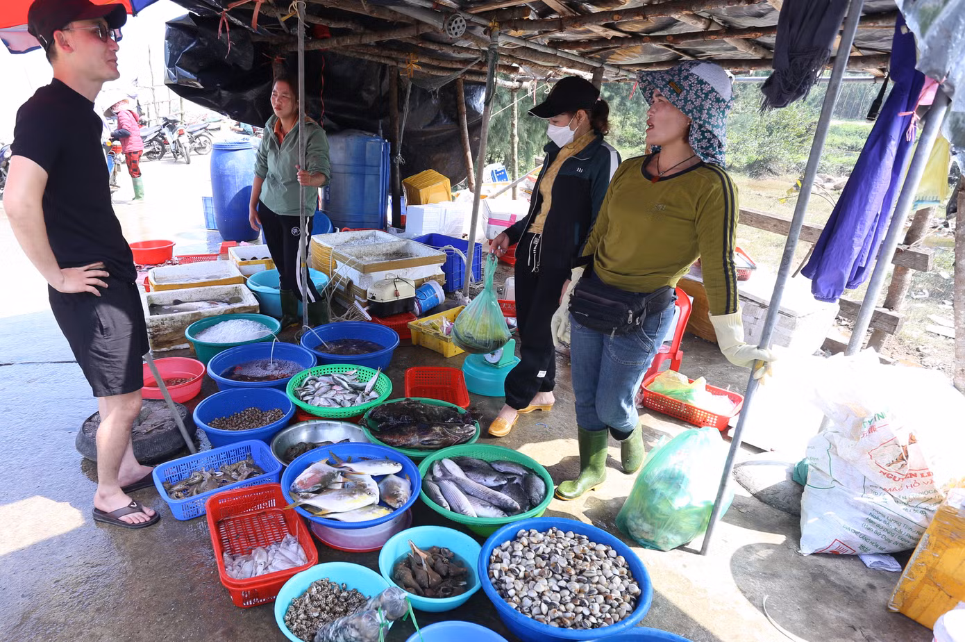 “Mới đầu mùa nhưng ghẹ rất to, chắc, giá cá cũng ở mức vừa nên nhiều người lựa chọn. Nhìn từng mớ tôm, ghẹ tươi ngon nên tôi cũng chọn mua để chiêu đãi gia đình”, anh Xuân Sinh (36 tuổi, trú TP Hà Tĩnh) nói.