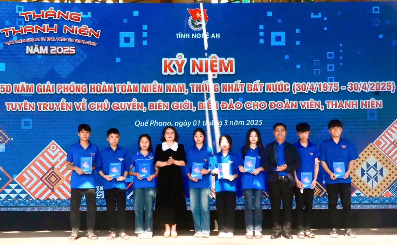 Dịp này, Tỉnh Đoàn cũng phối hợp tổ chức lễ kỷ niệm 50 năm ngày giải phóng miền Nam thống nhất đất nước với nhiều chuỗi hoạt động ý nghĩa: tuyên truyền về chủ quyền biên giới, biển đảo; tư vấn giới thiệu việc làm cho bộ đội xuất ngũ, sinh viên chưa có việc làm và học sinh; tổ chức tập huấn nâng cao năng lực, kiến thức, kỹ năng ứng dụng tin học hưởng ứng phong trào “Bình dân học vụ số”. 20 suất quà cho các bạn học sinh có hoàn cảnh khó khăn, con em cán bộ chiến sĩ đang làm nhiệm vụ tại biên giới, biển đảo cũng được trao tặng.