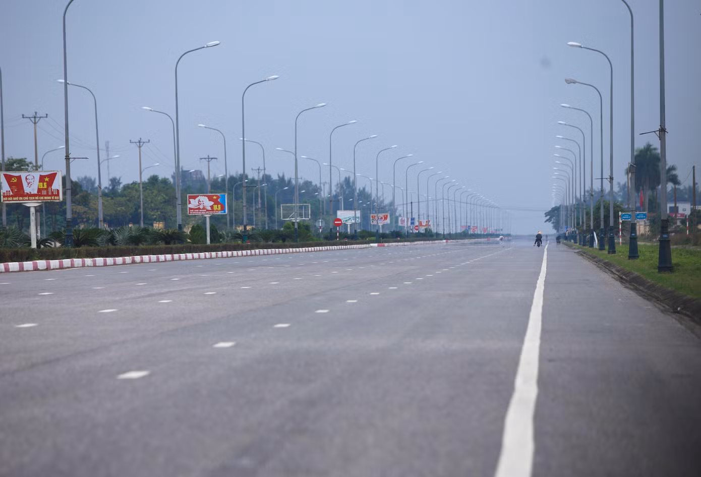 Tuyến đường 10 làn xe đã thay đổi diện mạo huyện Lộc Hà nhiều năm qua, giúp phát triển kinh tế, du lịch biển tại địa phương.