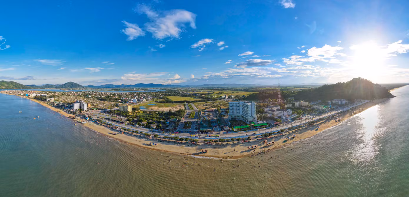 Biển Thiên Cầm thuộc huyện Cẩm Xuyên, cách trung tâm TP. Hà Tĩnh khoảng 25 km, gồm quần thể núi, biển, đền, chùa, khu lưu trú. Được ví là “cung đàn trời” của Hà Tĩnh, nơi đây trở thành điểm đến quen thuộc của nhiều người dân địa phương và du khách gần xa.
