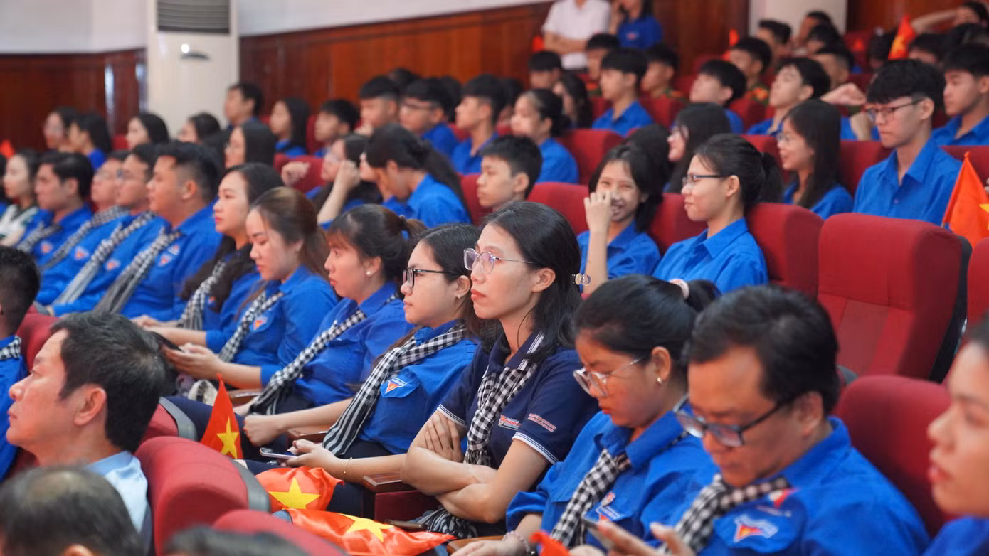 Câu nói bất hủ của anh hùng Lý Tự Trọng “Con đường của thanh niên chỉ là con đường cách mạng không thể có con đường nào khác” trở thành lý tưởng sống, điểm tựa cho các thế hệ thanh niên Việt Nam.