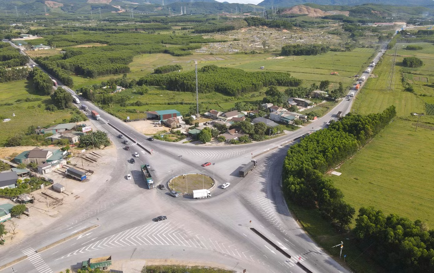 Để ra vào nút giao cao tốc này, các phương tiện đều phải di chuyển trên quốc lộ 12C ở xã Kỳ Tân (huyện Kỳ Anh). Đoạn tuyến từ ngã tư giao quốc lộ 1 tuyến tránh thị xã Kỳ Anh tới nút giao cao tốc dài khoảng 2km với 2 làn xe cơ giới vì thế có lượng phương tiện tăng đột biến trong gần hai tháng nay.
