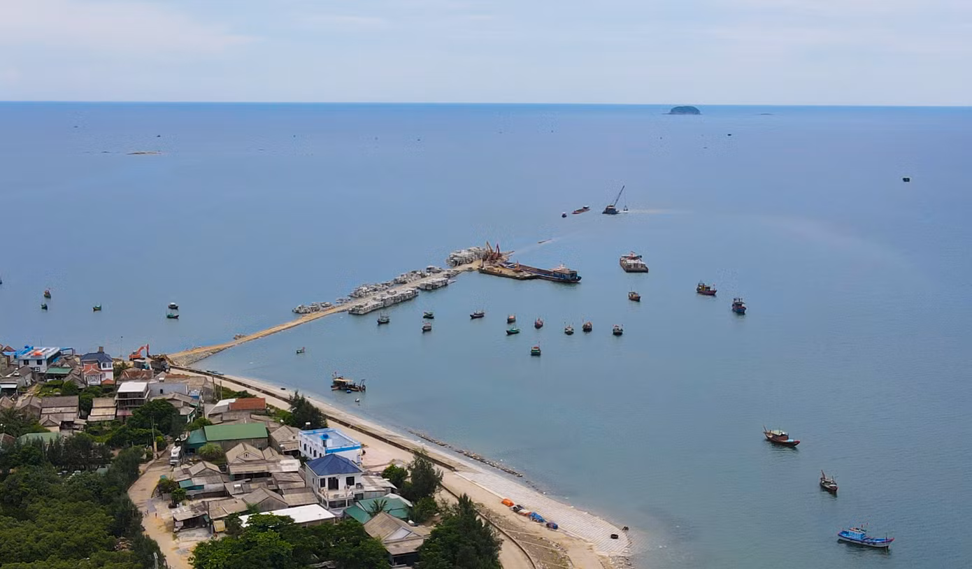 Tuyến đê chắn cát đã thi công hoàn thành công tác lõi đá thân đê dài 780m với tổng khối lượng 35.000/43.000m3 đá.