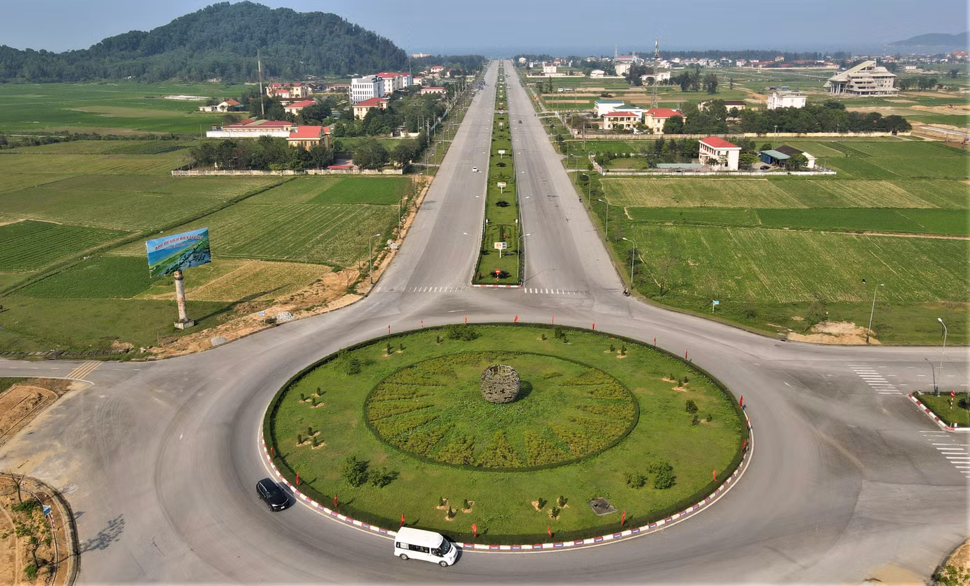 Tháng 2/2007, huyện Lộc Hà được thành lập trên cơ sở một phần diện tích và dân số của hai huyện Can Lộc và Thạch Hà. Sau 17 năm thành lập, đến nay hạ tầng huyện Lộc Hà được phát triển với các tuyến đường 10 làn xe (8 làn chính và 2 làn phụ, rộng khoảng 70 m) cùng cơ sở vật chất, trụ sở khang trang.