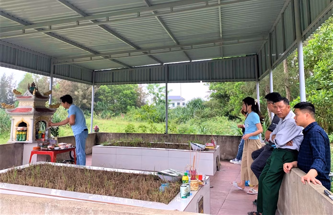 Người dân địa phương thắp hương, làm mâm cúng ngày giỗ 2 cô gái xấu số.