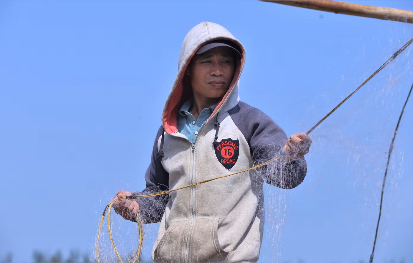 "Đầu năm mới nên hải sản rất dễ bán, giá tôm tít bán 250.000-300.000/kg, ghẹ 150.000-300.000 ngàn/kg. Trung bình mỗi chuyến ra khơi trừ chi phí tàu chúng tôi mang về thu nhập 3-4triệu đồng", ông Phong (52 tuổi, trú xã Thịnh Lộc) chia sẻ. Trong hình, ngư dân trúng ghẹ, bề bề sau mỗi chuyến biển.