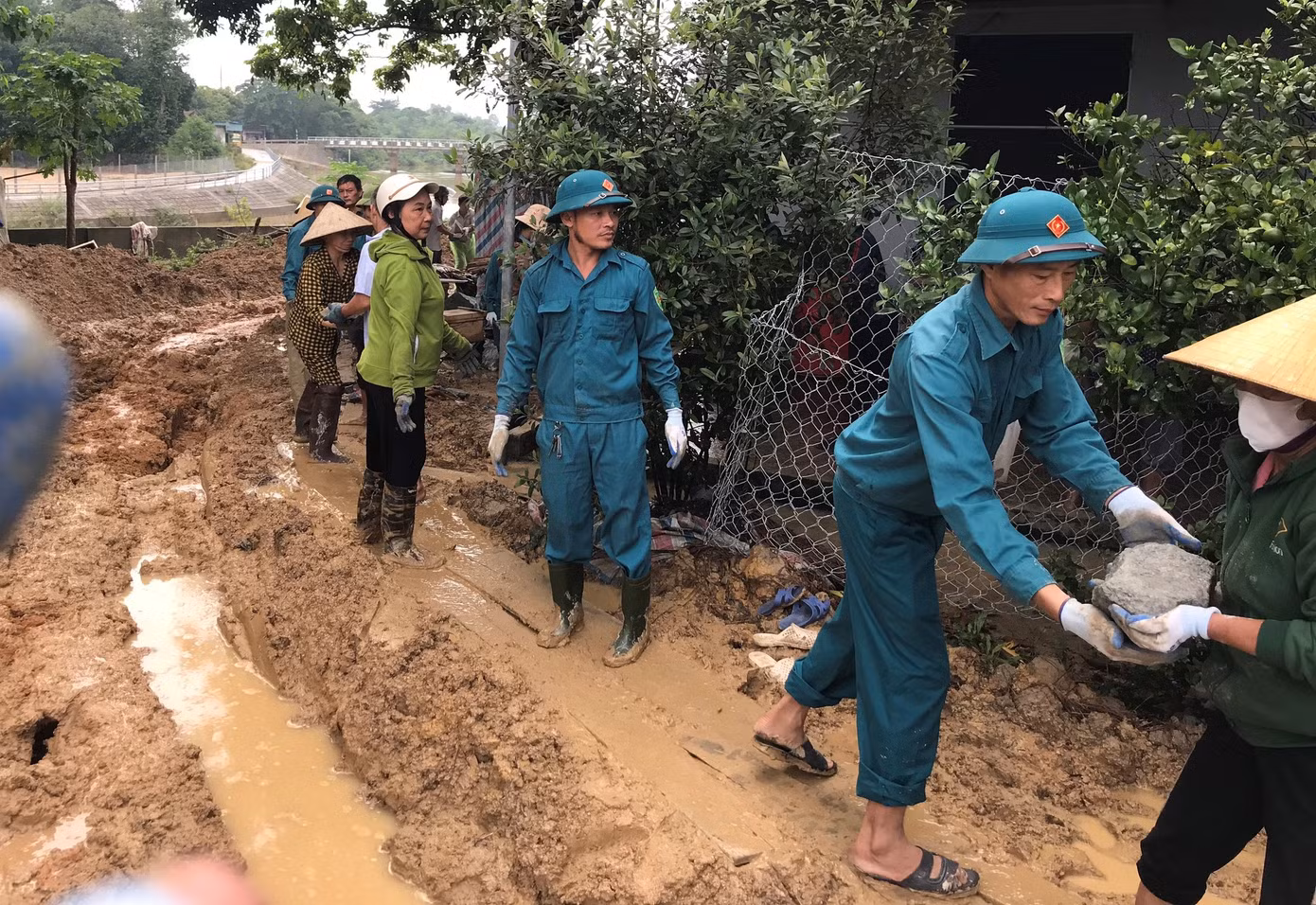 "Khu vực sạt lở dọc bờ sông khá nhiều nên địa phương chú trọng gia cố các vị trí nghiêm trọng trước. Tuy nhiên, đây cũng chỉ là phương án tạm thời, về lâu dài cần có dự án thoát lũ, bờ kè kiên cố để đảm bảo an toàn cho người dân”, lãnh đạo địa phương thông tin.