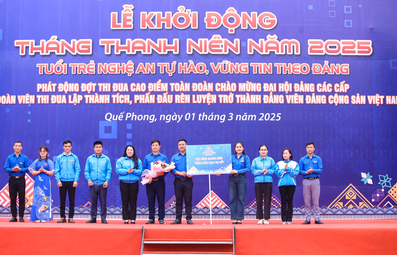 “Mỗi Đoàn cơ sở cần thành lập ít nhất 1 đội hình thanh niên “Bình dân học vụ số”, lựa chọn những cán bộ Đoàn, đoàn viên, thanh niên có kiến thức tốt về công nghệ làm nòng cốt. Đẩy mạnh tuyên truyền, hướng dẫn người dân, đoàn viên, thanh thiếu nhi truy cập internet và các kỹ năng số thiết yếu một cách văn minh, an toàn, tránh lừa đảo số; nhận diện và phòng ngừa thông tin xấu, độc trên không gian số, nâng cao kỹ năng thanh toán điện tử không dùng tiền mặt và các ứng dụng số khác phục vụ cho sản xuất, kinh doanh phù hợp với điều kiện của địa phương”, Bí thư Tỉnh Đoàn Nghệ An nhấn mạnh.