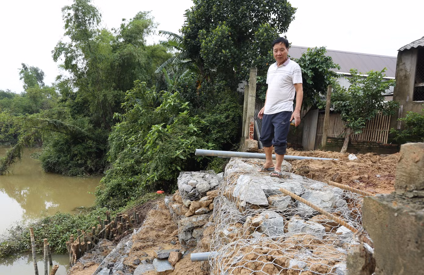 Tại nhà ông Cao Nam Tình (61 tuổi, thôn Phương Trứ, xã Cẩm Duệ), điểm sạt lở ăn sâu vào khu vực đất vườn và gây nứt toác nhiều công trình phụ như tường rào, sân, nhà vệ sinh.