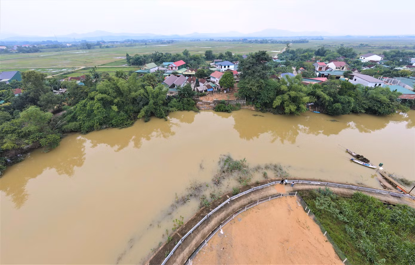 Sông Ngàn Mọ nằm ở hạ du Hồ Kẻ Gỗ - là một trong những con sông lớn tại Hà Tĩnh, có chiều dài khoảng hơn 70km. Tại xã Cẩm Duệ (huyện Cẩm Xuyên), đoạn sông Ngàn Mọ có chiều dài khoảng 6km, đi qua 9/12 thôn. Sạt lở nghiêm trọng ảnh hưởng ít nhất 50 hộ dân, nhiều nhà sông ăn vào vườn, cạnh nhà.