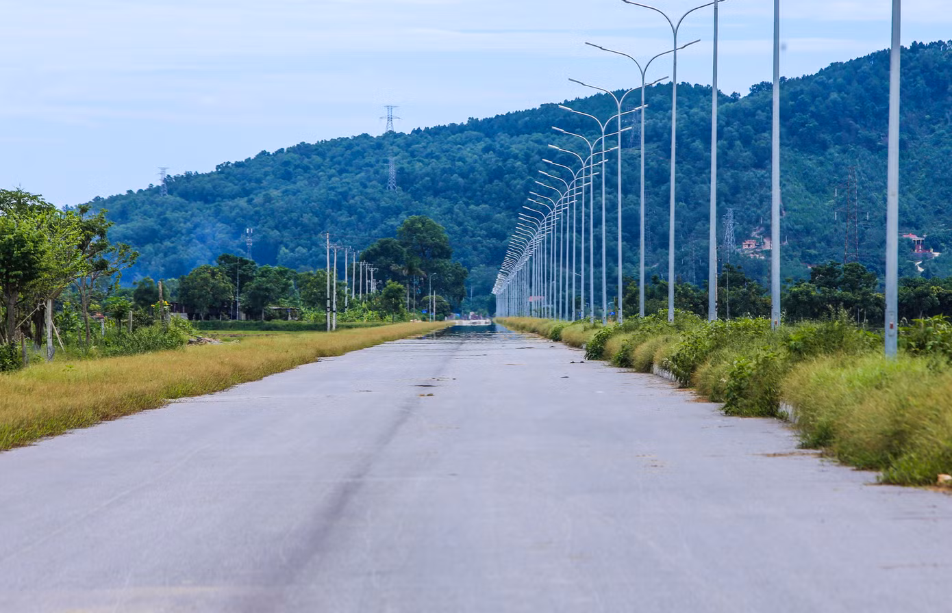 Đến thời điểm hiện nay, theo ghi nhận, nhà thầu đã thi công hoàn thiện phần mặt đường, hệ thống an toàn giao thông, lắp đặt biển báo, sơn vạch kẻ đường, vạch sơn giảm tốc; lắp đặt hệ thống cột điện, đèn chiếu sáng. Tuy nhiên, công trình chưa thể hoàn thành, đưa vào khai thác do còn hàng chục mét 2 đầu tuyến chưa thi công xong và vướng đấu nối 2 đầu tuyến.