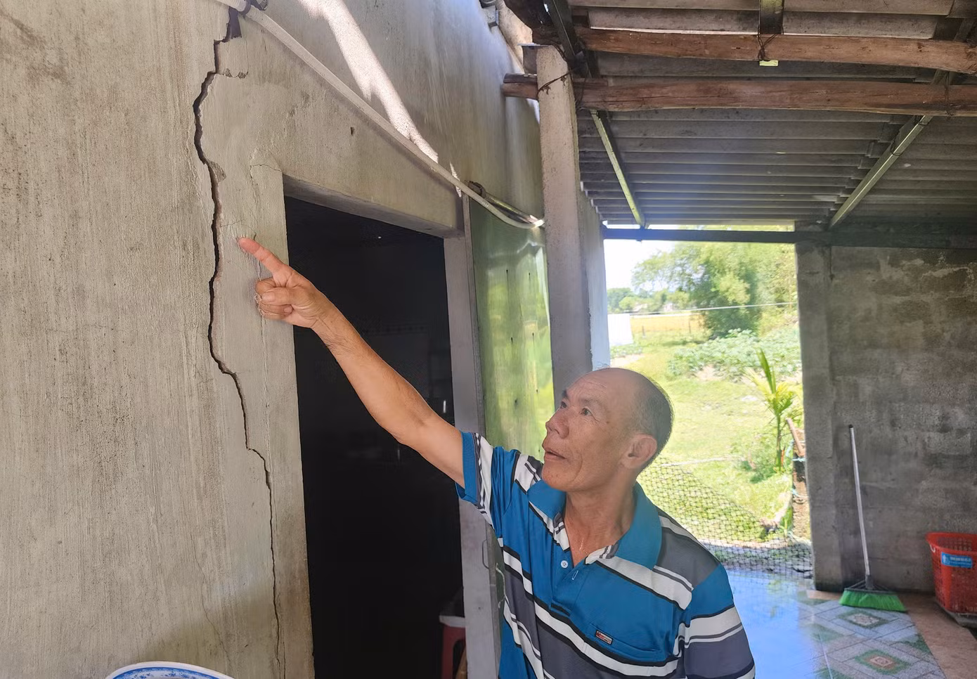Quá trình thi công cao tốc qua Hà Tĩnh khiến nhiều nhà dân bị ảnh hưởng, ngành chức năng gấp rút xử lý, chi trả bồi thường cho các hộ dân.