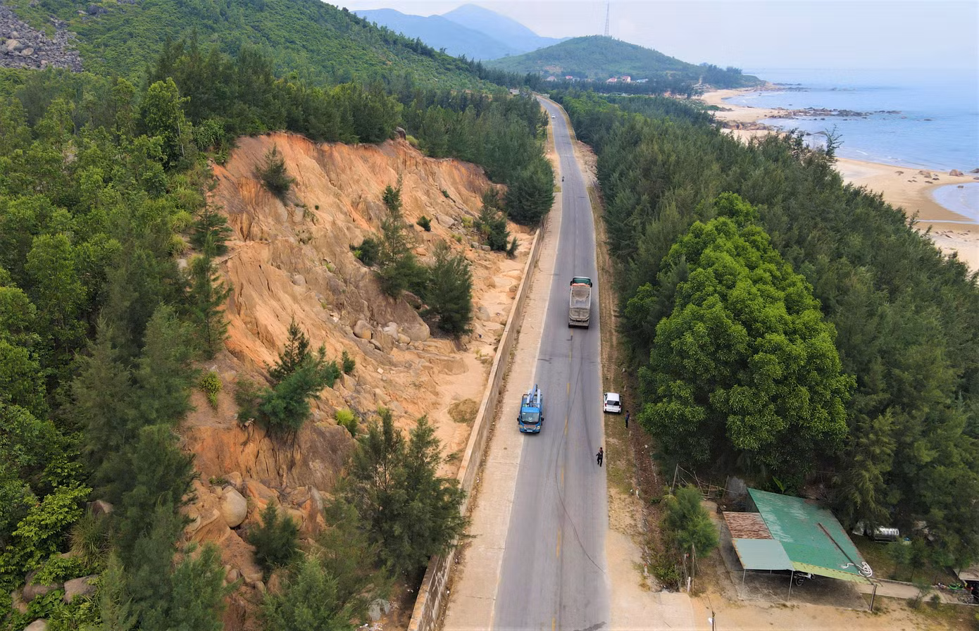 Trên đoạn tuyến Kỳ Xuân - Kỳ Ninh có nhiều điểm là vách núi cao, có thể xảy ra sạt lở vào mùa mưa bão nên theo thiết kế, đơn vị thi công xây dựng các tường bê tông chắn dọc vách núi để hạn chế sự cố.