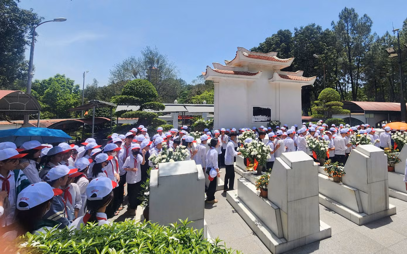 Nhiều thế hệ thanh niên, học sinh, sinh viên từ khắp nơi trên mọi miền đất nước đã về khu di tích vào những ngày tháng này. Ông Đặng Quốc Vũ - Giám đốc Ban Quản lý Khu di tích Ngã ba Đồng Lộc và Khu tưởng niệm Lý Tự Trọng, cho biết, từ đầu năm đến nay, có hơn 162.000 lượt khách từ khắp mọi miền Tổ quốc và du khách nước ngoài về khu di tích để tưởng nhớ, tri ân các anh hùng liệt sĩ. Riêng tháng 4, tính đến ngày 15 đã có gần 35.000 lượt khách.