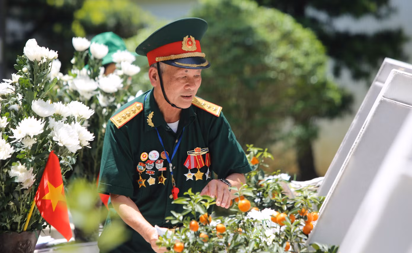 Trong dòng người về đây, có những cụ già, thân nhân liệt sĩ, những cựu chiến binh, thương binh. Họ đã từng tham gia chiến đấu bảo vệ Tổ quốc và từng đi qua “tọa độ lửa” này để tham gia vào chiến trường miền Nam, thống nhất đất nước.