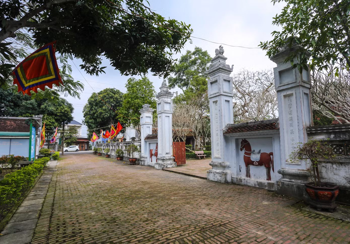 Ông là người có công lớn giúp triều đình nhà Nguyễn ổn định đất nước, đưa ra nhiều chính sách phát triển kinh tế, xã hội, đặc biệt có sáng kiến chiêu mộ dân binh lưu tán, đắp đê lấn biển, khai hoang tạo nên những cánh đồng rộng lớn canh tác nông nghiệp cho mùa màng bội thu. Trong hình là khuôn viên nhà thờ được xây tường bao quanh. Cổng ra vào bố trí hai cột nanh viết chữ Hán, trên có nghê chầu.