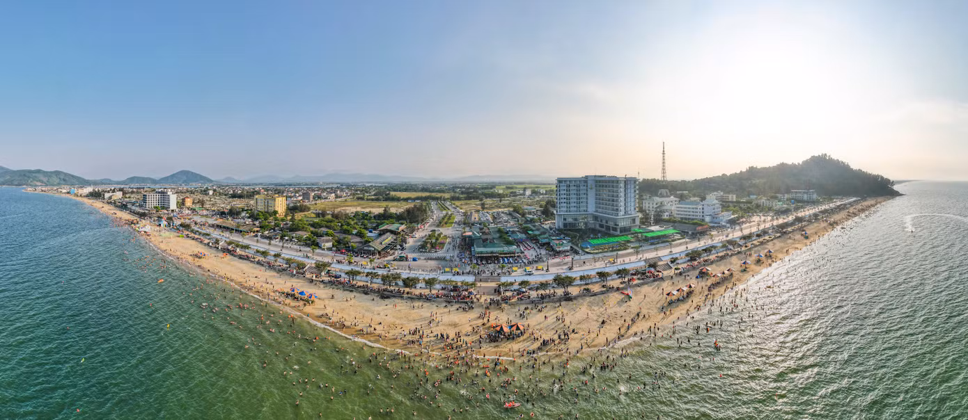 Khoảng 16h, khi nắng nóng dần dịu bớt, hàng nghìn người phủ kín bãi biển Thiên Cầm. Trên bờ biển dài hơn 3km với bãi cát phẳng, làn nước trong xanh, sạch sẽ, du khách thỏa thích hòa mình với làn nước mát lạnh.