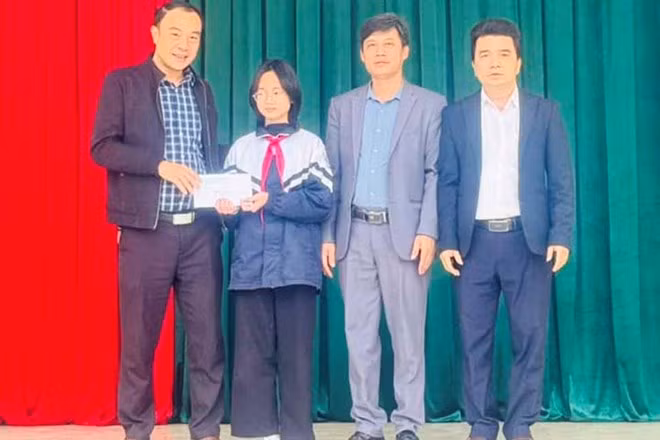 Nữ sinh được tuyên dương và tặng quà vì nhặt được vàng đã trả lại người đánh rơi.