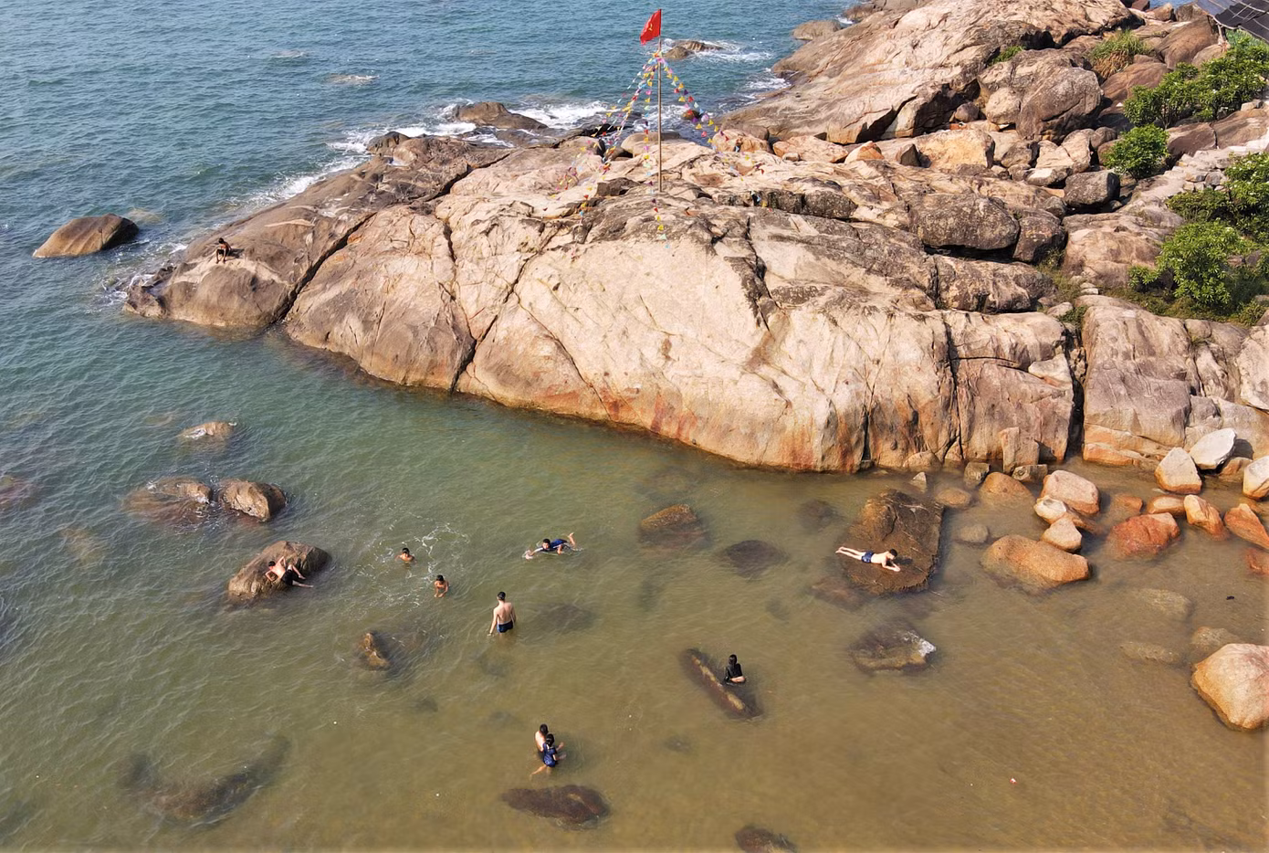 Với chiều dài đường bờ biển hơn 17km (Kỳ Xuân gần 13km, Cẩm Lĩnh hơn 4km), 2 bãi biển sở hữu vẻ đẹp hoang sơ của biển, rừng và những ghềnh đá đặc biệt, lộ rõ dưới làn nước trong xanh.