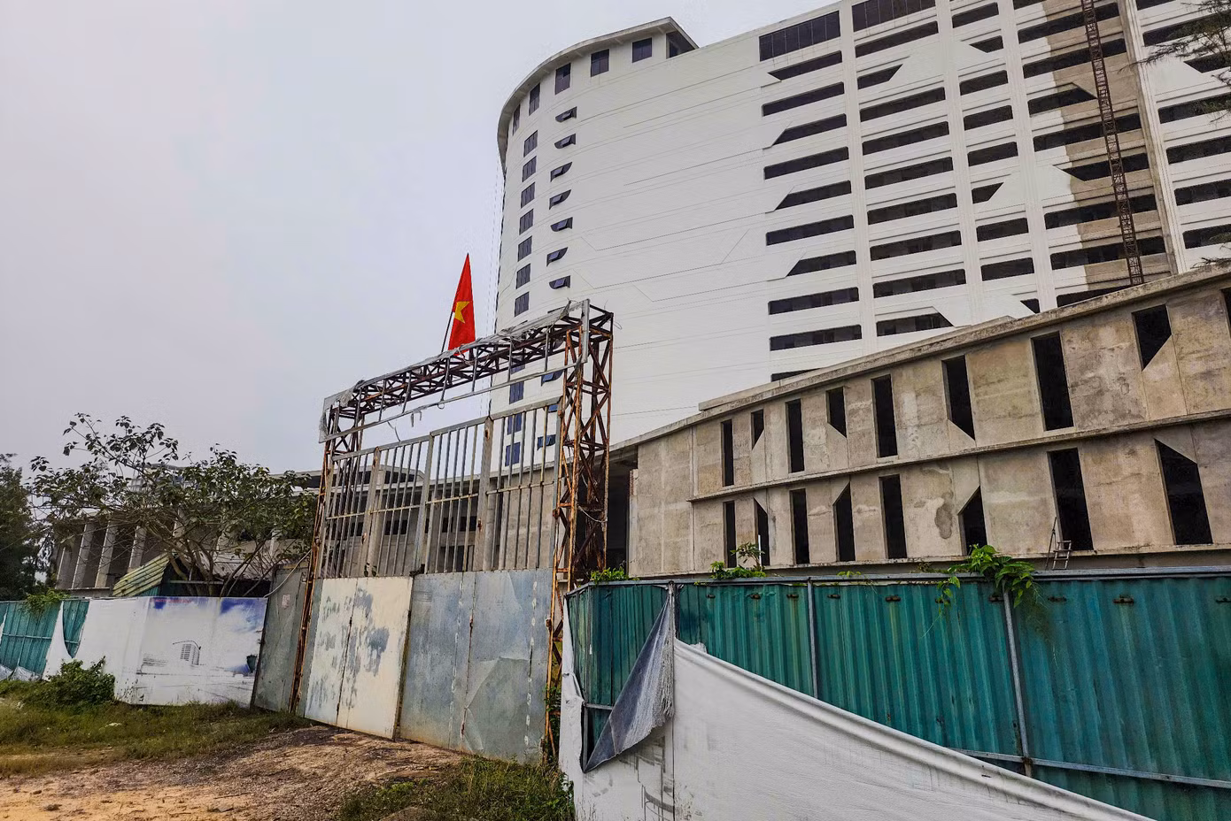Cánh cửa chính đi vào dự án nằm trên đường Võ Nguyên Giáp luôn khóa kín. Hệ thống thông tin, hình ảnh dự án bị xóa mờ theo thời gian.