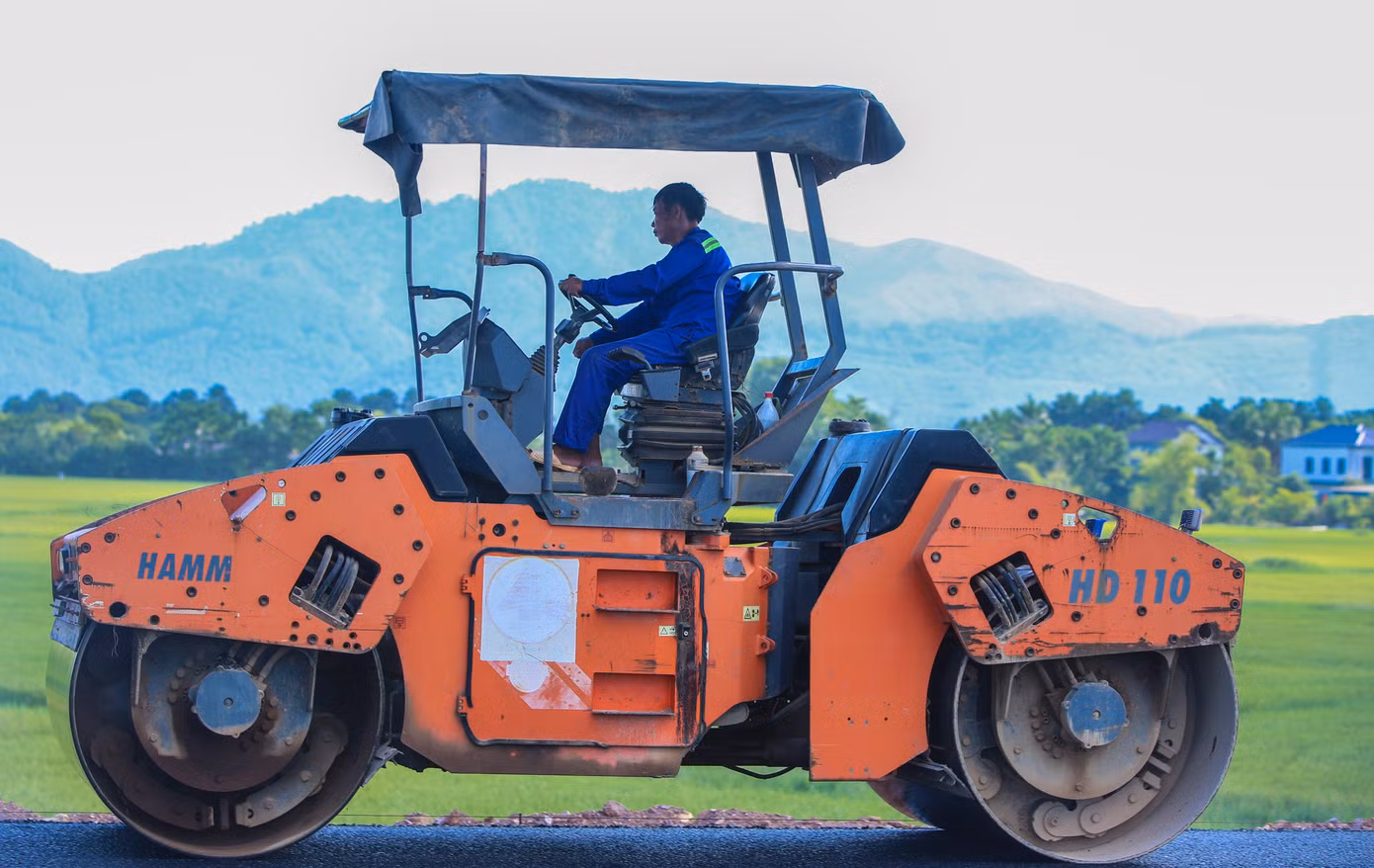 Các đơn vị thực hiện dự án đang tranh thủ ngày nắng, thảm các lớp bê tông nhựa rỗng C25, C19.